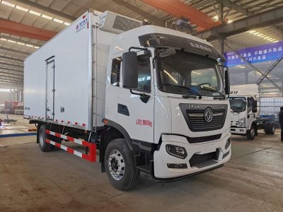 東風天錦6.8米貨箱冷藏車，后部加裝液壓尾板超實惠